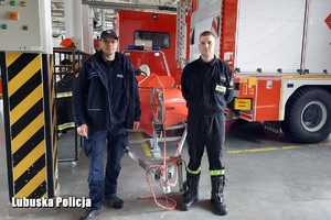 policjant i strażak w remizie