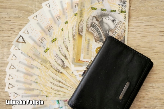 Łzy szczęścia seniorki, której policjanci odzyskali portfel – kobieta trzymała w nim sporo pieniędzy