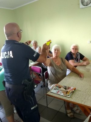 Policjant rozmawiający z seniorami