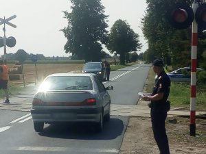 Policjanci sprawdzający kierowców niedaleko przejazdu kolejowego