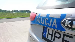 Tył radiowozu policji stojącego na Miejscu Obsługi Podróżnych