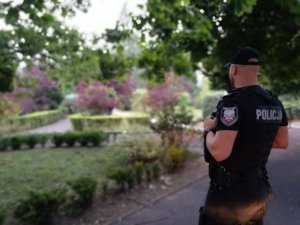 Policjant Oddziału Prewencji patrolujący park