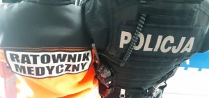 Ratownik stojący obok siebie z policjantem