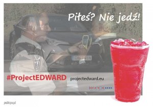 Na pierwszym planie przedstawiony został drink w szklance, na drugim natomiast policjant obok samochodu z alkomatem. W tle napis piłeś? Nie jedź!