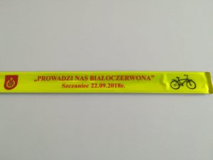 Zdjęcie przedstawia odblask uczestników wyścigu rowerowego Szczaniec.