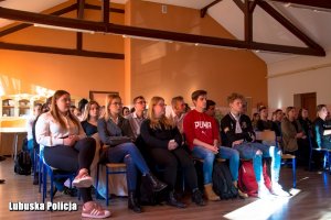 Zdjęcie przedstawia młodzież siedzącą podczas debaty