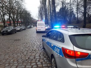 Zdjęcie przedstawia pojazdy służbowe Policji oraz Inspekcji Transportu Drogowego.