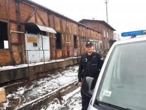 policja kontrolująca miejsca, w których mogą przebywać osoby bezdomne