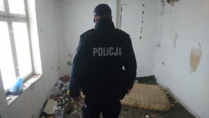 policjant kontrolujący miejsca, w których mogą przebywać osoby bezdomne