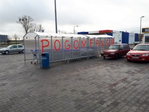 wiata na wózki z supermarketu z napisem POGOŃ FANS