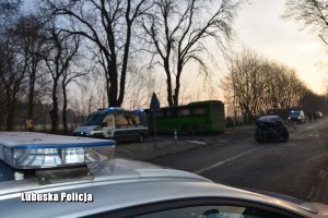 dach policyjnego radiowozu, w tle radiowóz Inspekcji Transportu Drogowego, oraz autobus i rozbity samochód