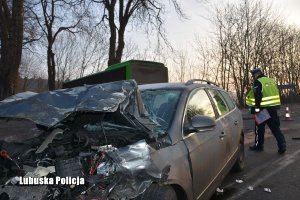 Volkswagen po zdarzeniu, obok idący policjant drogówki