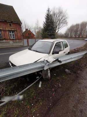 biały pojazd po zdarzeniu na barierce przy drodze