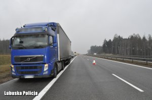 widok na przód ciężarówki stojącej na poboczu