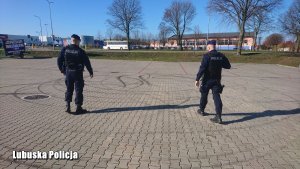 policjanci na placu, gdzie widoczne są ślady po wyczynach 25-latka