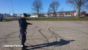 Policjant wskazujący na ślady po wyczynach 25-latka