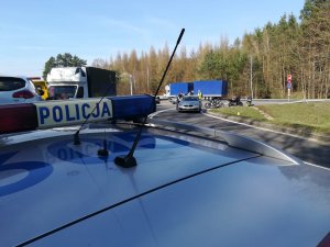 belka na dachu radiowozu z napisem policja, w tle wypadek