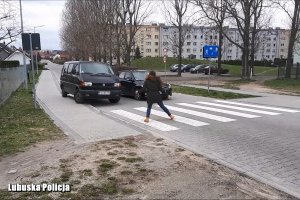 osoba przechodząca na pasach przed pojazdem