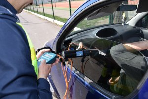 policjant stojący przy pojeździe