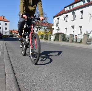 rowerzysta jadący na jezdni