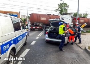 policjanci wykonujący czynności przy zdarzeniu