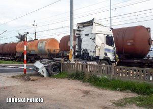 samochód ciężarowy zderzony z pociągiem