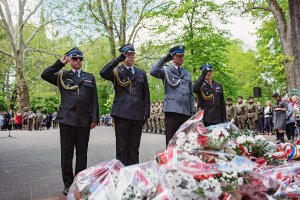 oddający honory umundurowany policjant i strażacy