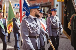 poczet sztandarowy policji w czasie przemarszu