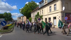 poczty sztandarowe w czasie przemarszu