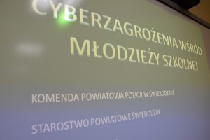 tablica interaktywna z wyświetlonym tytułem debaty