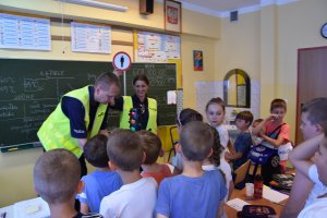 policjanci przeprowadzający zajęcia profilaktyczne z dziećmi