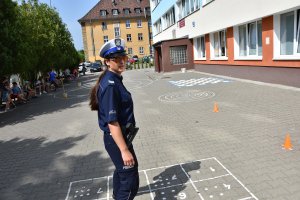 policjantka przeprowadzająca egzamin na kartę rowerową