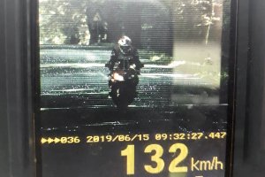 Urządzenie pomiarowe Laser ze zdjęciem, na którym widać motocykl oraz prędkość 132 kilometry na godzinę