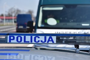 belka z napisem policja, w tle radiowóz Inspekcji Transportu Drogowego