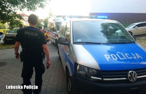 policjant stojący przy radiowozie