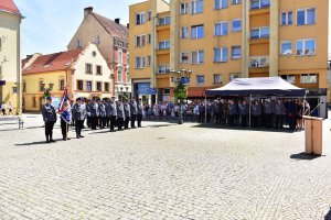 Sztandar, szyk policjantów oraz loża honorowa