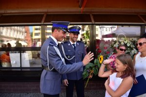 Policjant &quot;przybija piątkę&quot; z dziewczynką