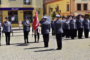 Zastępca Komendanta oddaje honory przed sztandarem