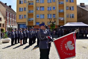 Szyk policjantów oraz poczet sztandarowy