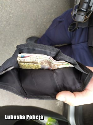 Portfel z pieniędzmi i woreczkiem z narkotykami