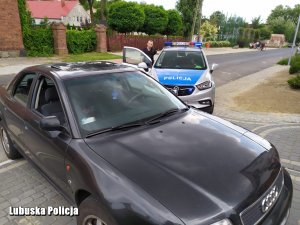 Utracone auto a w tle radiowóz