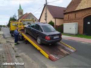 utracone auto jest wciągane na lawete