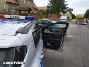 radiowóz a w tle utracone auto