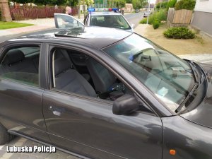 utracone auto a w tle radiowoz