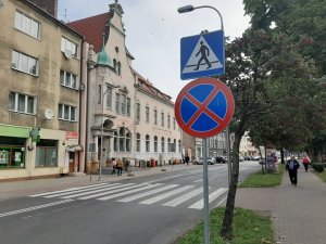 znak przejścia dla pieszych, zakaz zatrzymywania się, w tle przejście dla pieszych