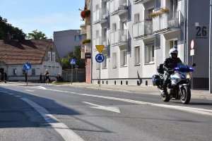 motocykl policyjny zabezpieczający bieg