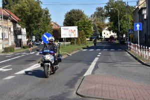 motocykl policyjny zabezpieczający bieg