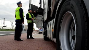 Inspekcja Transportu Drogowego i policja kontrolują ciężarówkę