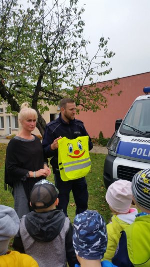 policjant z dziećmi