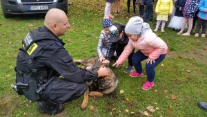 policjant z dziećmi